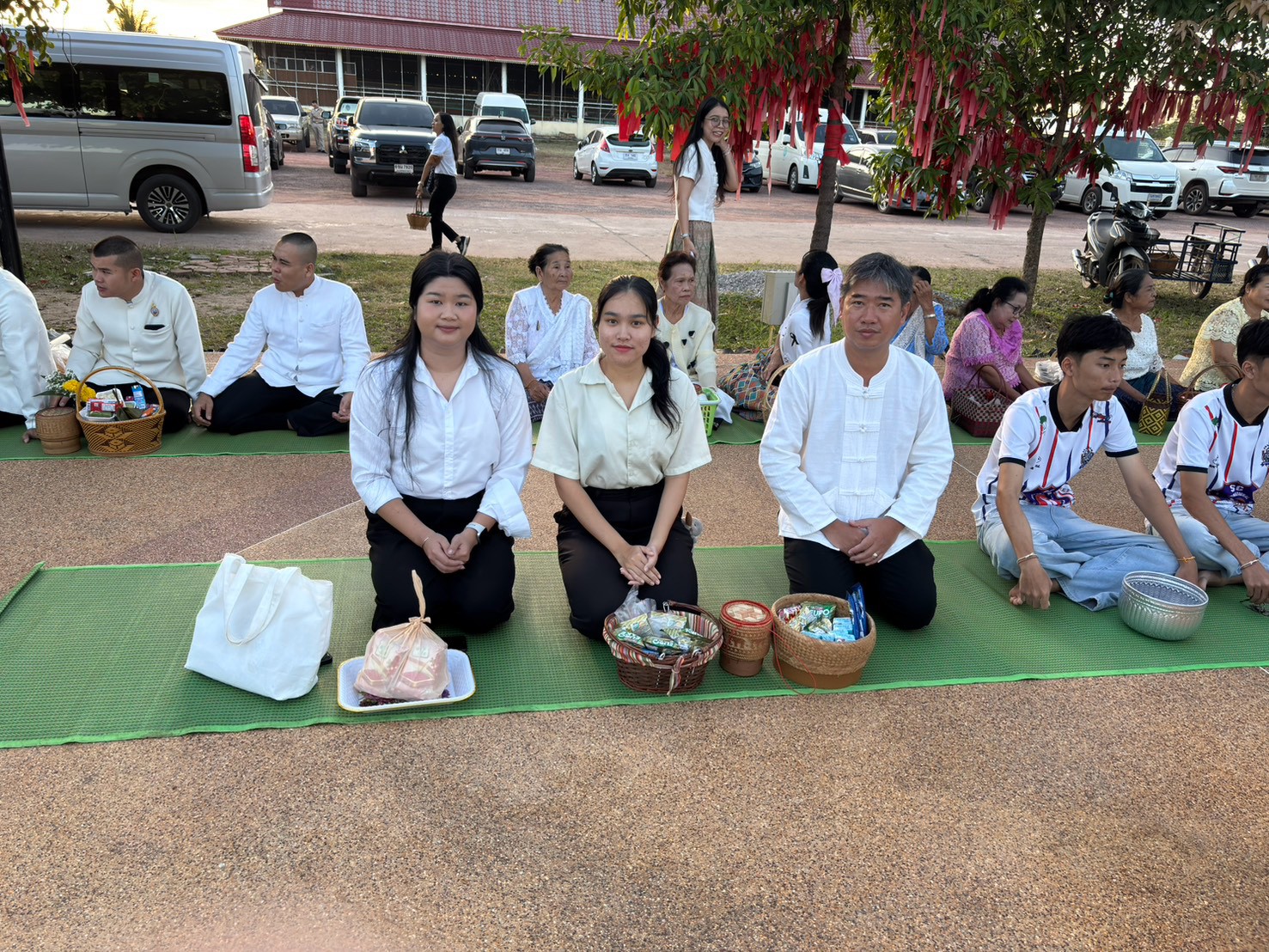 title - “ครอบครัวหิ้วตะกร้า อุดหนุนชุมชน” ณ วัดโพธาราม 